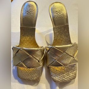 VINCE CAMUTO GOLD LEATHER BRAIDED SANDALS. 3 INCH HEEL. NEVER WORN. SIZE 7.5.